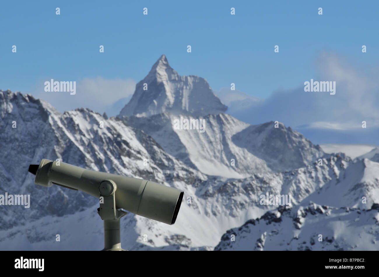 Télescope sur une montagne avec une vue sur le Cervin. Banque D'Images