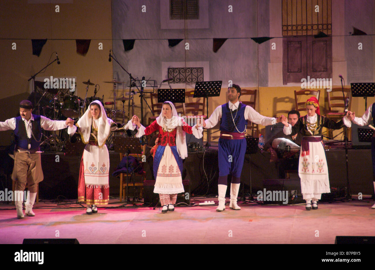 Groupe de danse traditionnel crétois au 24e Festival d'Ayia Napa sur l'Est de l'île Méditerranéenne de Chypre UE Banque D'Images