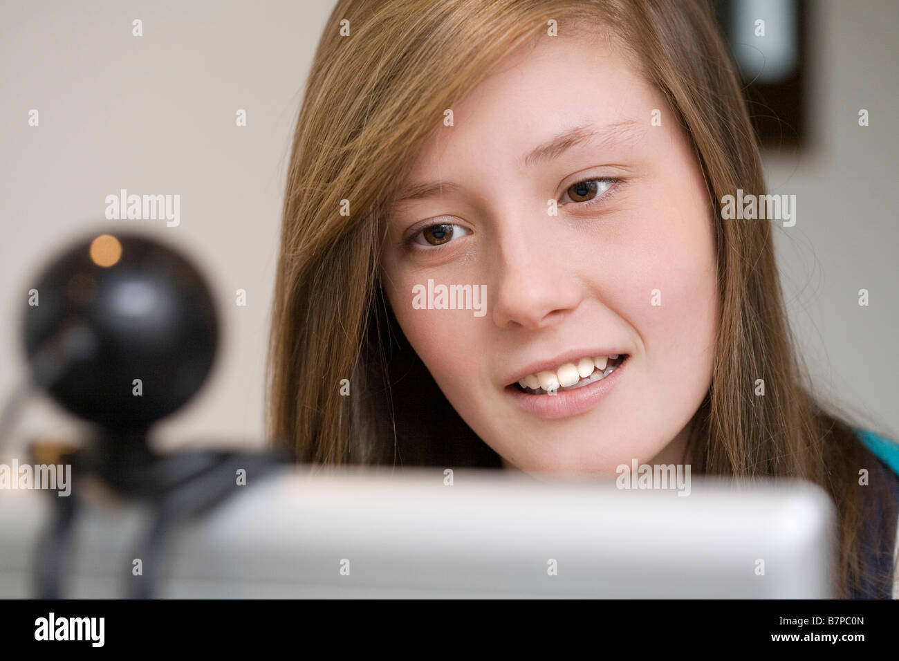 Jeune adolescente à l'aide d'un ordinateur portable avec web cam Banque D'Images