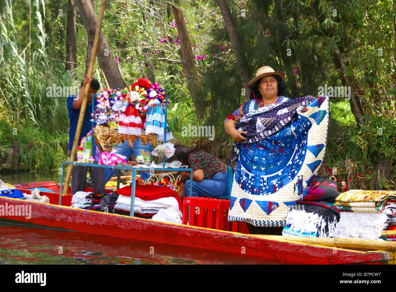 Xochimilco Mexico 3 SEP 2008 Femme tabelcloths vente de petit bateau canaux jardins flottants de Xochimilco Banque D'Images
