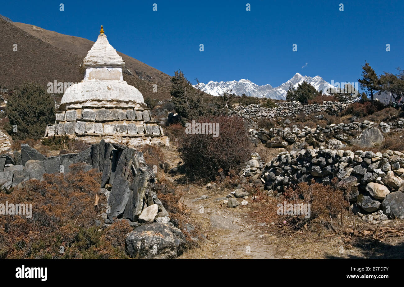 Domaine agricole et des murs rocheux des montagnes majestueuses comme vu l'Everest, Lhotse, Nuptse vus de Pangboche village Népal Banque D'Images