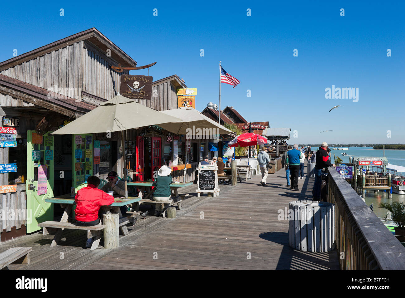 Boutiques et restaurants en bord de mer sur la promenade de John's Pass, Madeira Beach, près de St Petersburg Beach, la Côte du Golfe, en Floride Banque D'Images