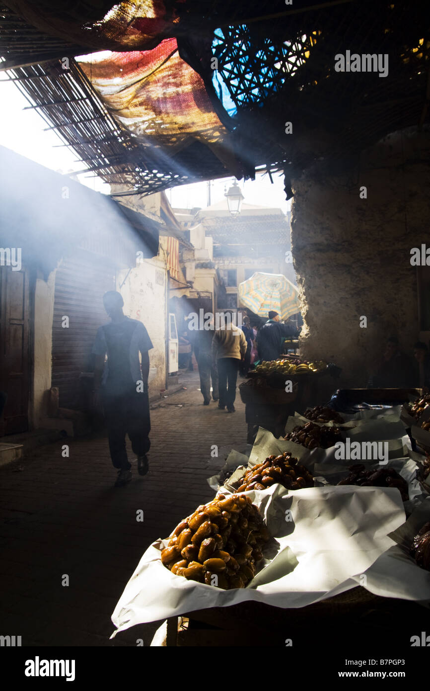 Un arbre de lumière éclaire des piles de grandes dates séchées. Banque D'Images