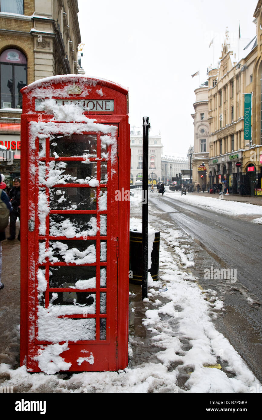 Boîte de téléphone rouge London dans la neige Banque D'Images
