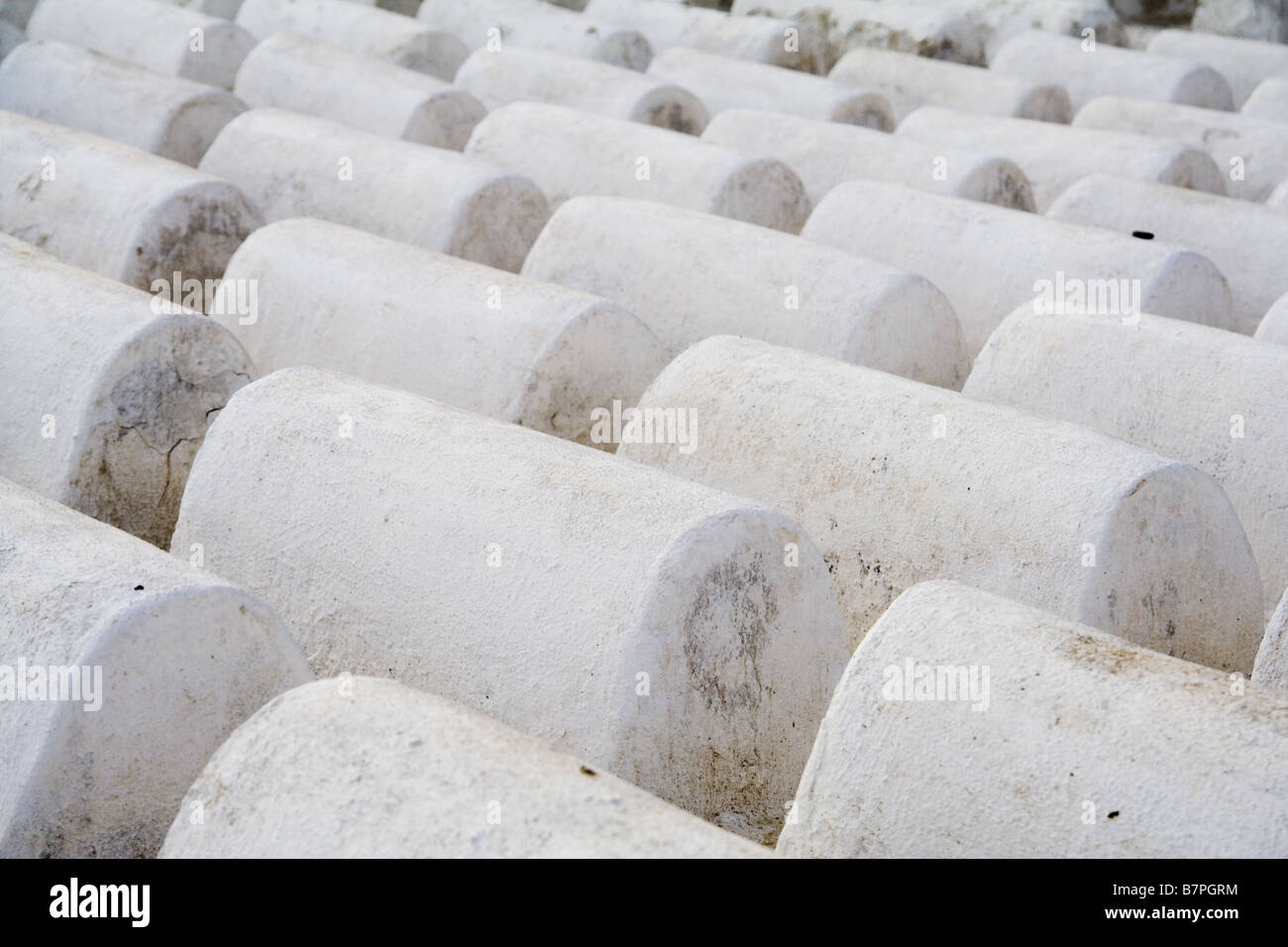 Les petites tombes blanches non marqués se trouvent au cimetière juif. Banque D'Images