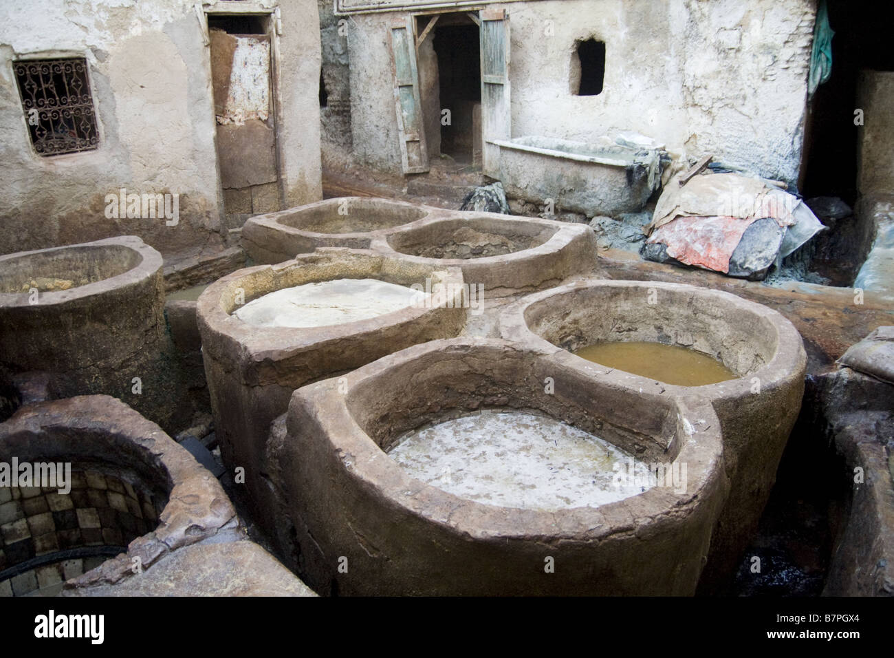 Bronzage et fosses de chaux à une tannerie à Fez El-Bali, Maroc. Banque D'Images