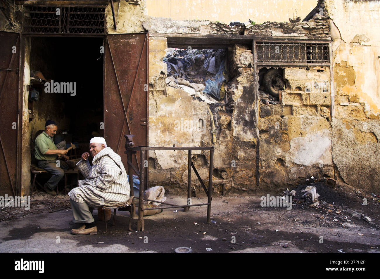 Un orfèvre à marteaux d'armature pliées et bribes. Banque D'Images