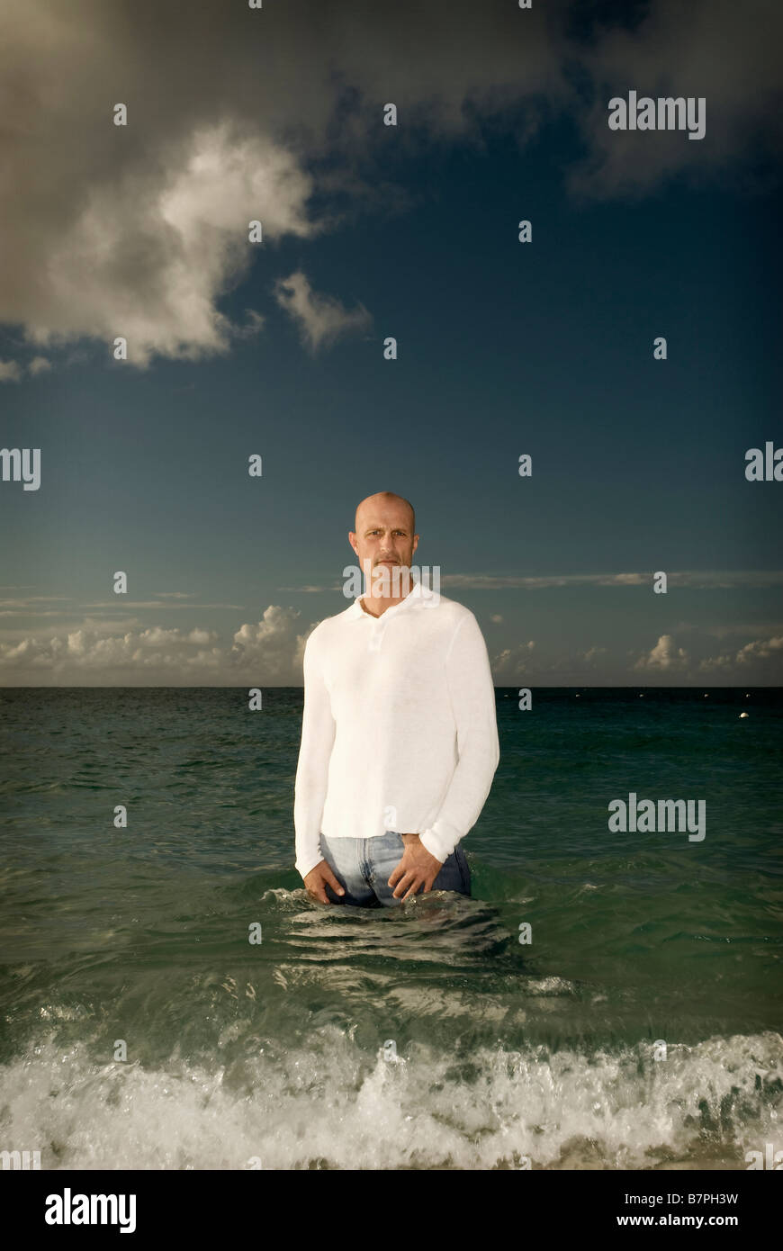 Man Standing in ocean pose pour portrait Banque D'Images