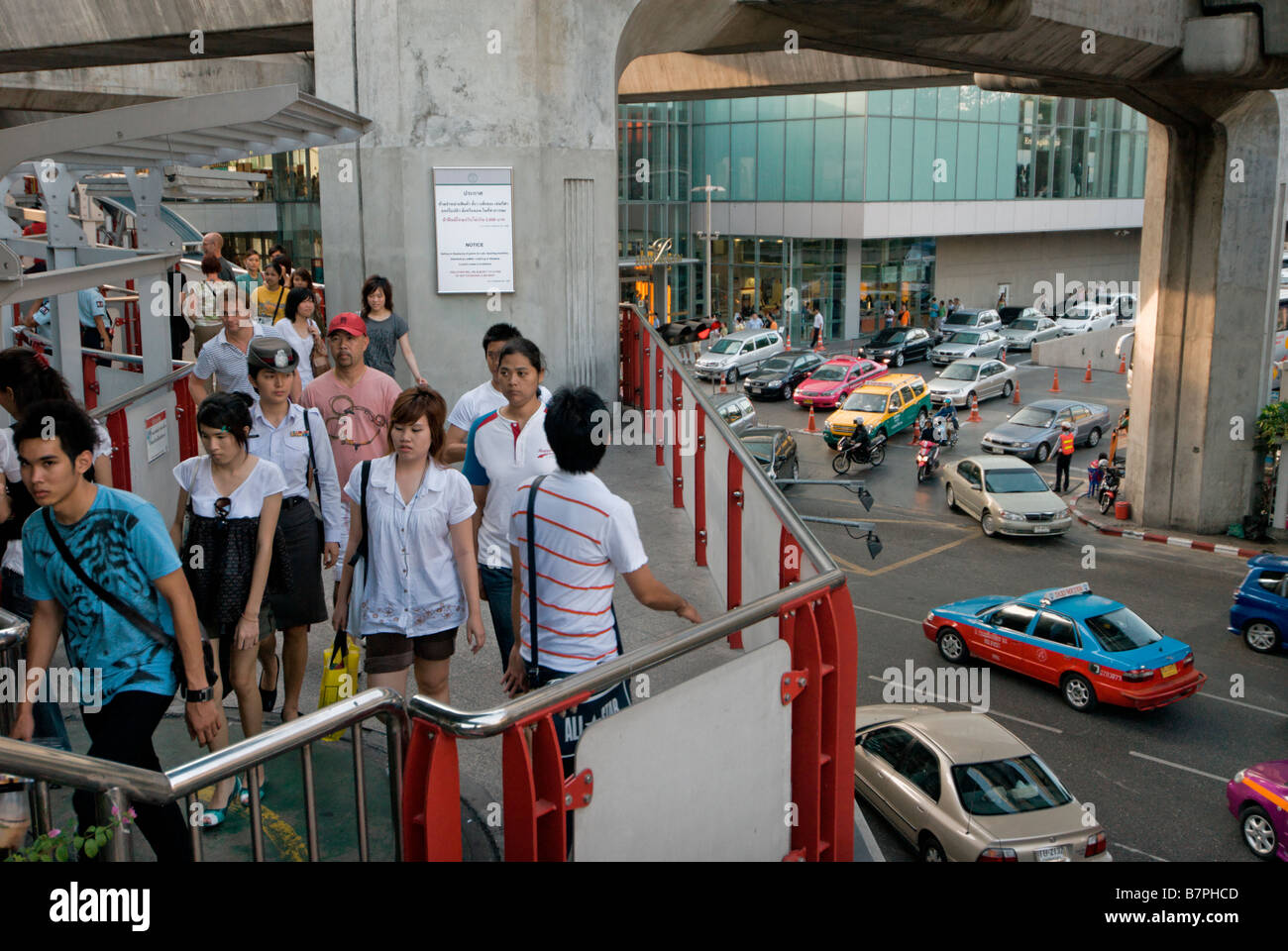 Les piétons à l'aide de la passerelle au-dessus de fort trafic Pathumwan, dans le centre de Bangkok, Thaïlande Banque D'Images