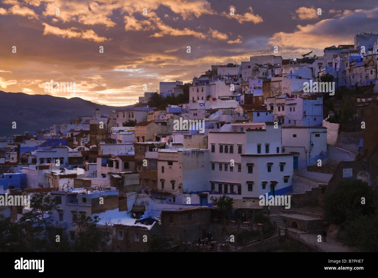 La ville de Chefchaouen, au Maroc, au pied des montagnes du Rif, scintille au coucher du soleil. Banque D'Images