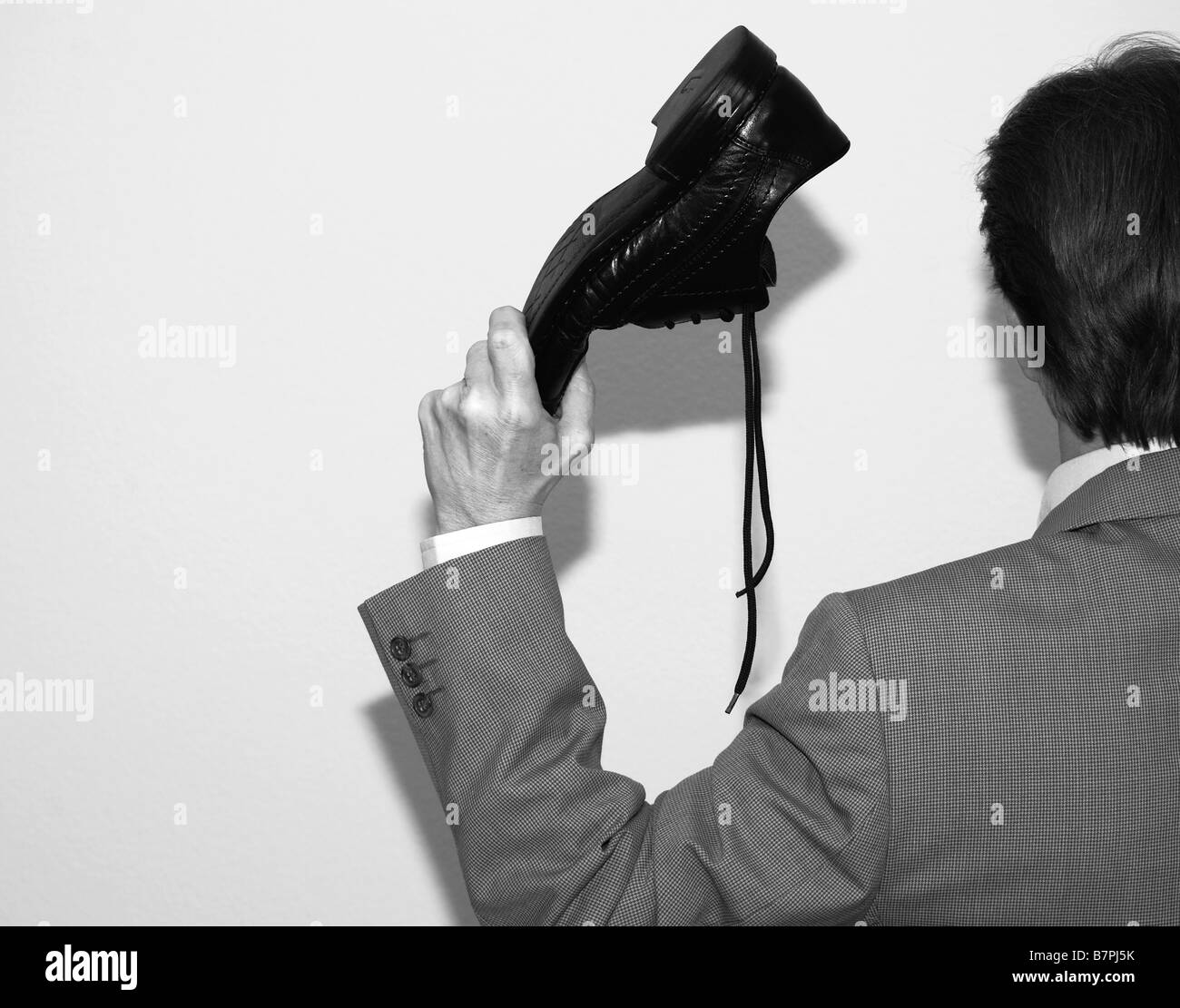 Image représentant l'action de lancer une chaussure, l'insulte arabe Photo  Stock - Alamy