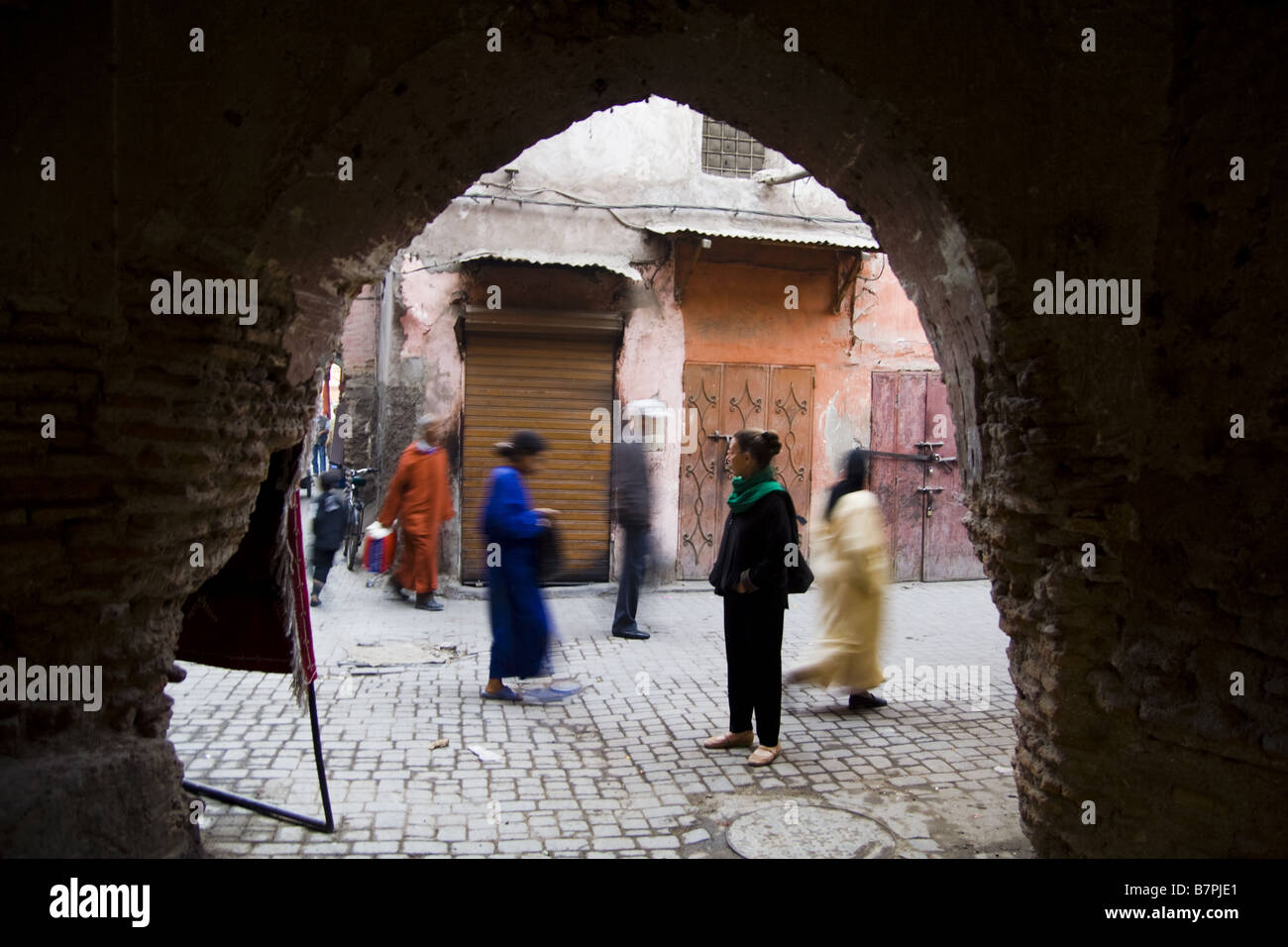 Une femme américaine est encore aujourd'hui comme touristiques marocains locaux passent devant elle. Banque D'Images