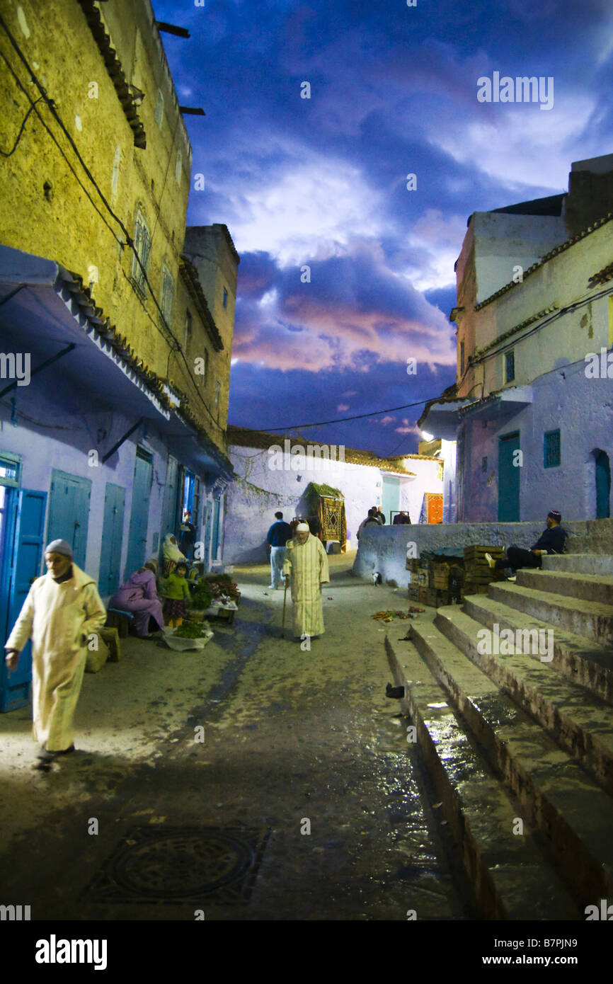 Ensembles de nuit sur une rue piétonne animée dans la médina de Chefchaouen, Maroc. Banque D'Images