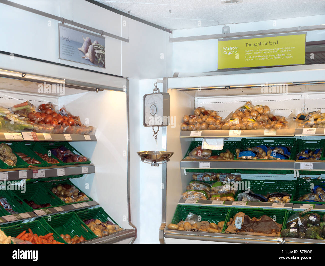 Les fruits et légumes bio en vente dans un supermarché Banque D'Images