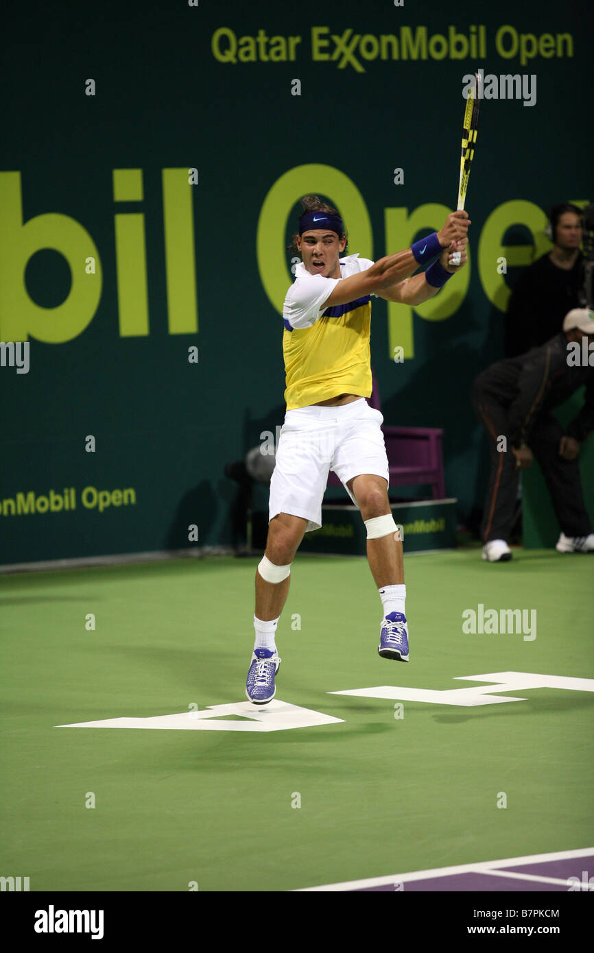 Rafael Nadal en action contre David Ferrer de la France à l'Open du Qatar Janvier 2009 Banque D'Images