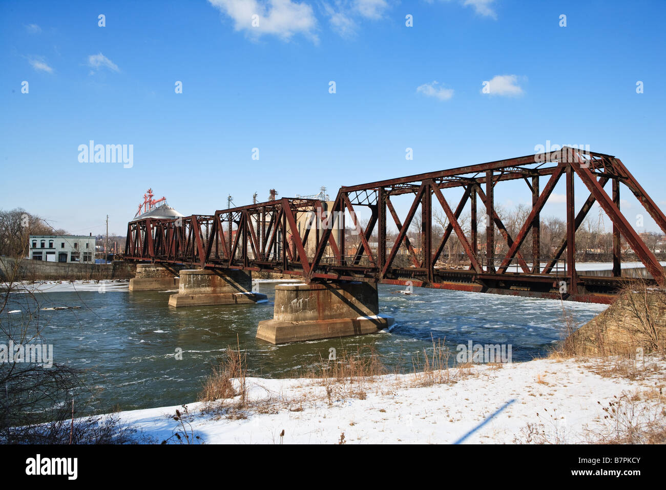 Un pont ferroviaire qui enjambe une rivière Banque D'Images