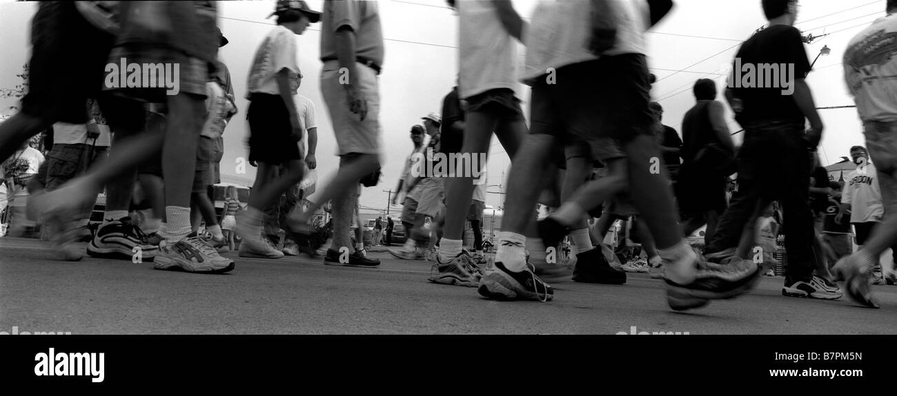Le noir et blanc vue panoramique des peuples jambes marchant dans une foule Banque D'Images