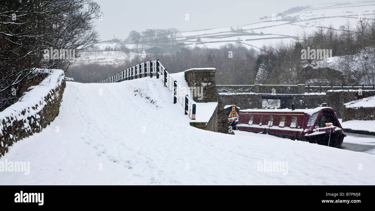 Bassin du canal dans la neige Banque D'Images