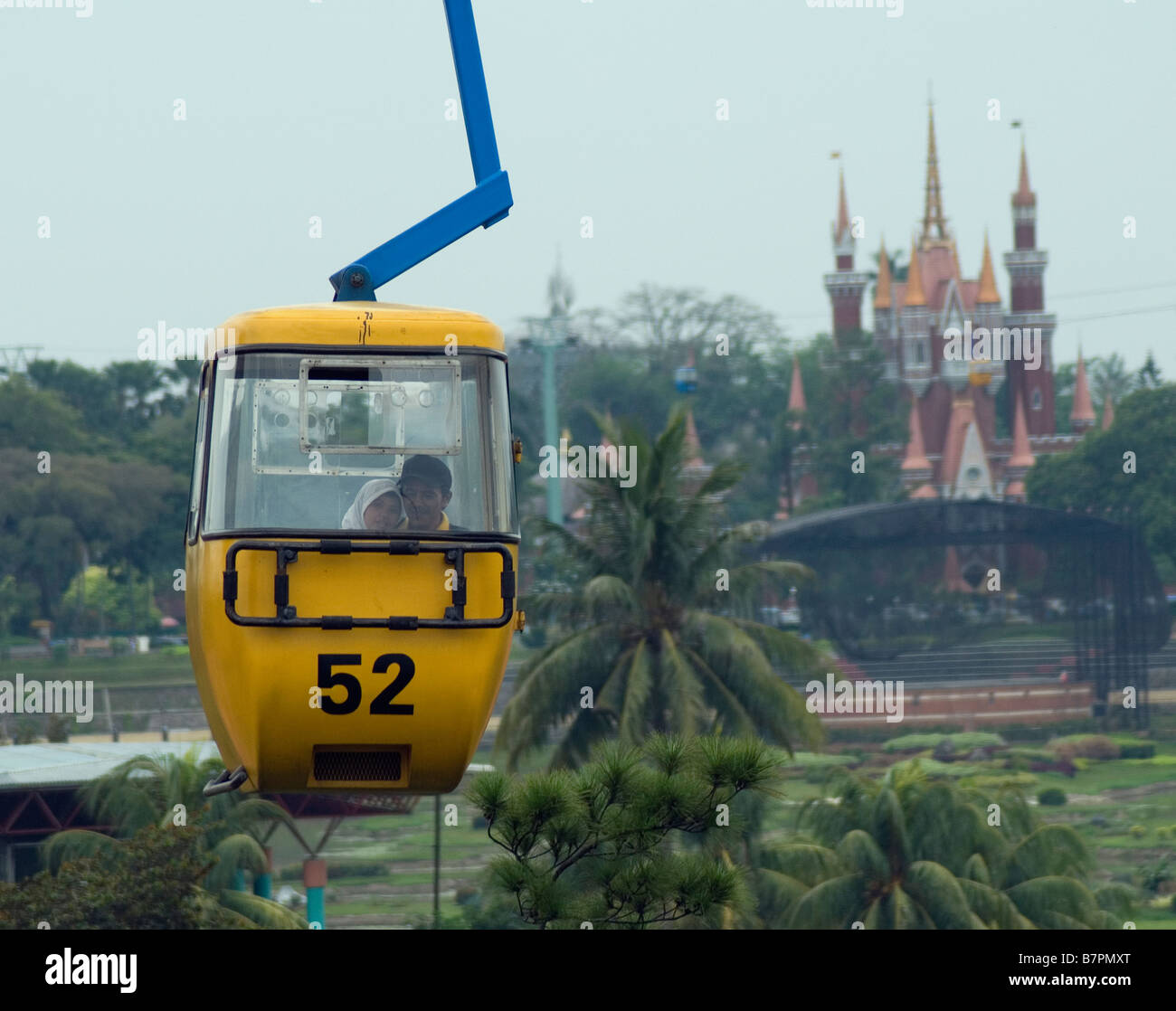 Des promenades en téléphérique offrent un point de vue de l'opinion de Taman Mini Indonésie à partir de l'air. Jakarta Banque D'Images