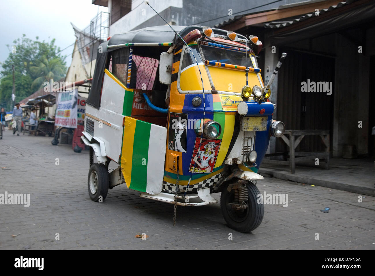 Transport de la rue dans une ruelle du quartier chinois, Jakarta Banque D'Images