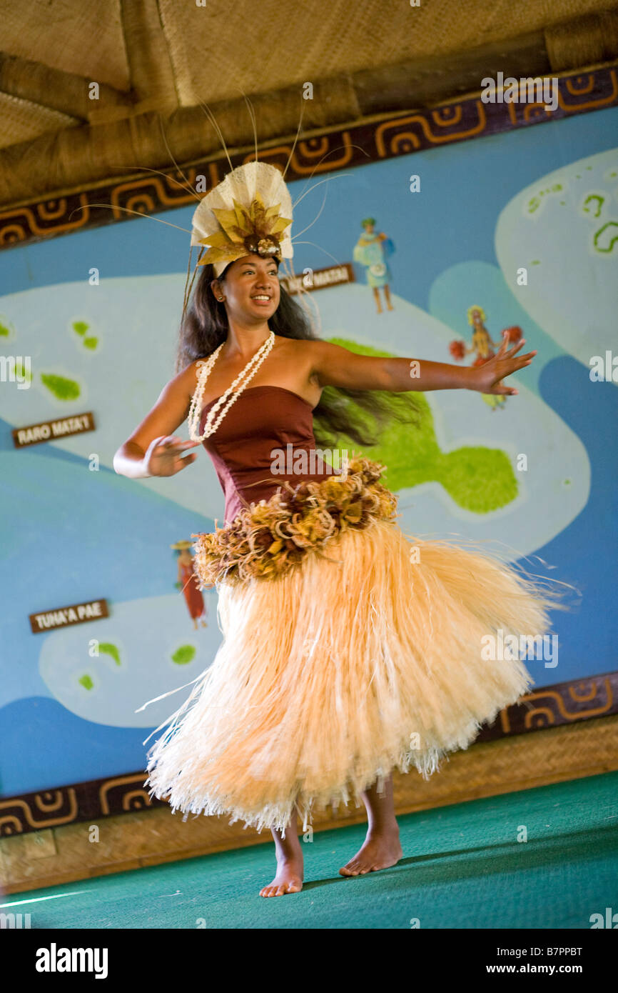 LA'IE, HI - 26 juillet : étudiant tahitienne exécute une danse culturelle dans le Centre Culturel Polynésien Banque D'Images