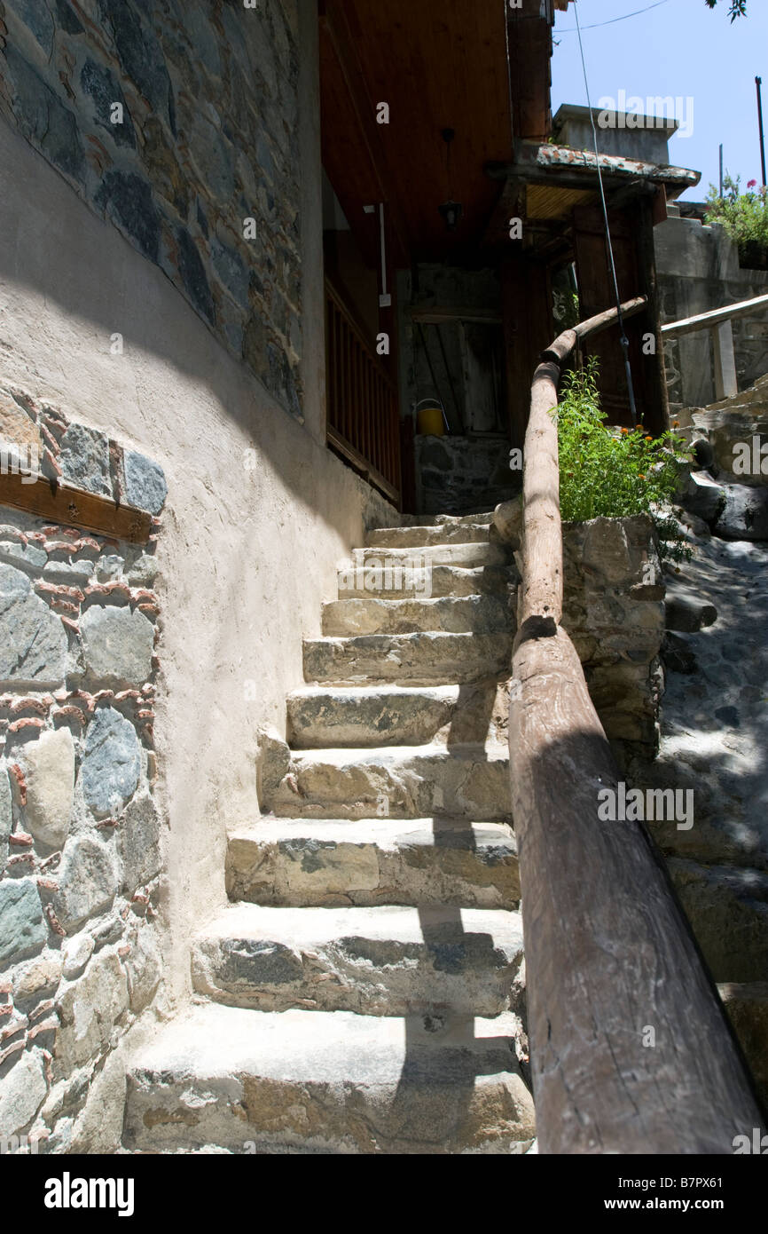 Kakopetria vue sur village scène avec escaliers dans les montagnes de Troodos, Chypre du Sud Banque D'Images