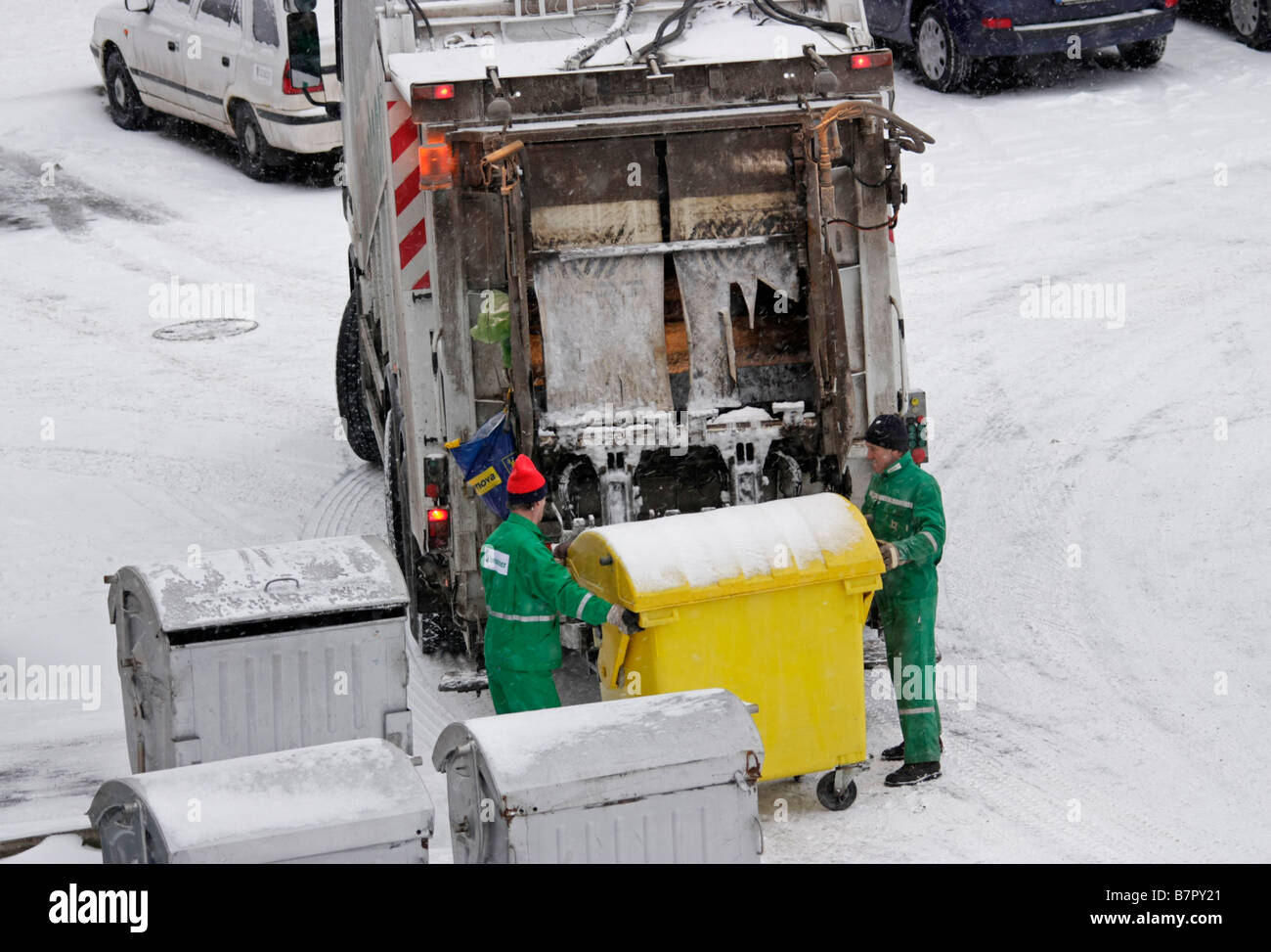 La collecte des déchets par camion en hiver Poprad Slovaquie Banque D'Images