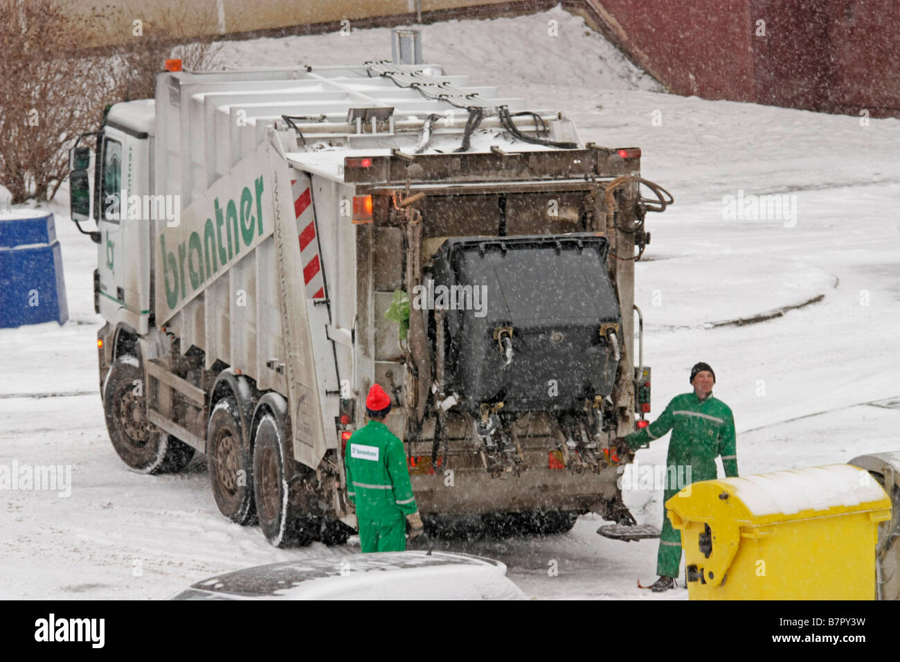 La collecte des déchets par camion en hiver Poprad Slovaquie Banque D'Images