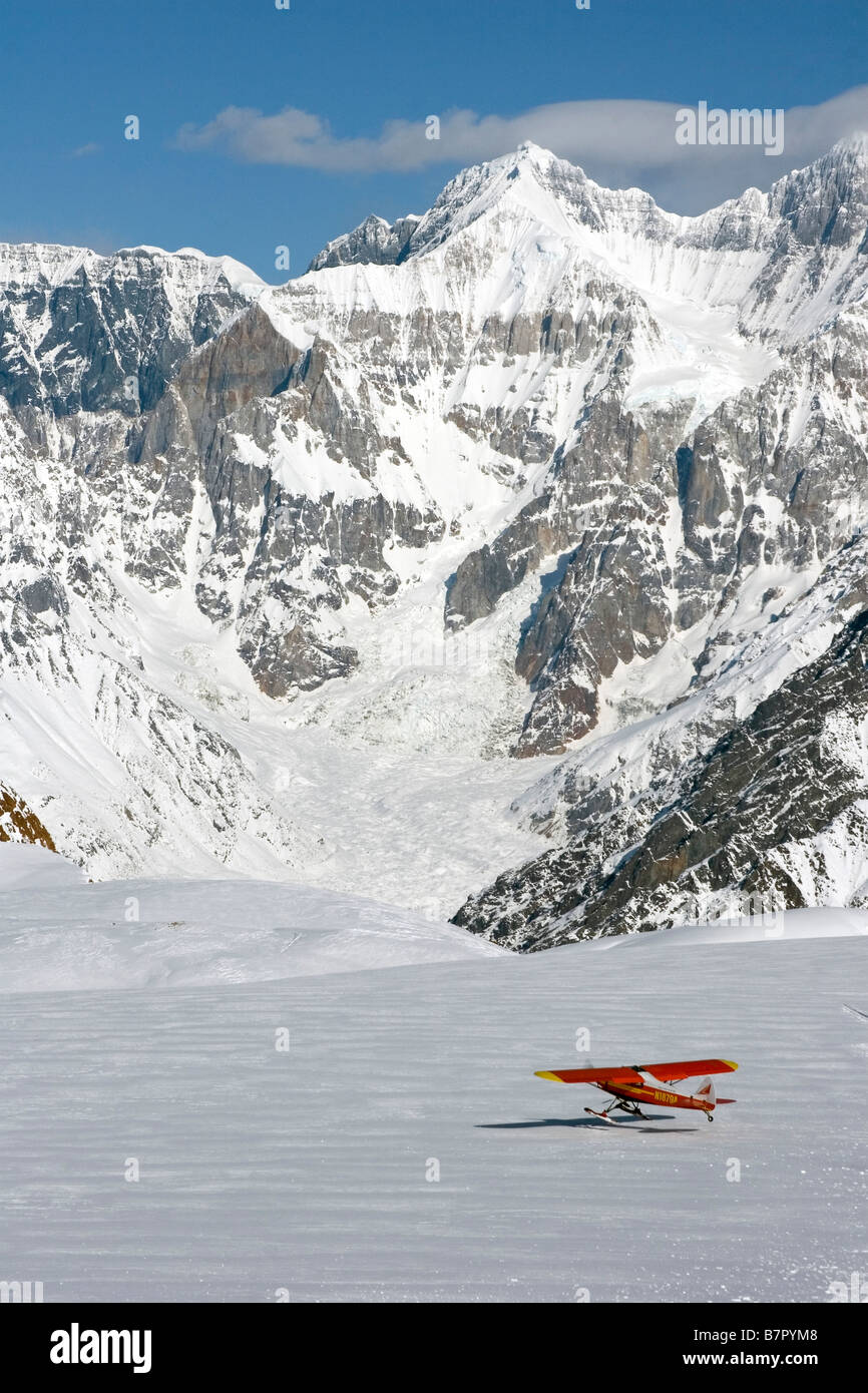 Vue panoramique des montagnes de Wrangell-St. Elias National Park avec une super Cub avion sur ski à l'avant-plan, de l'Alaska Banque D'Images