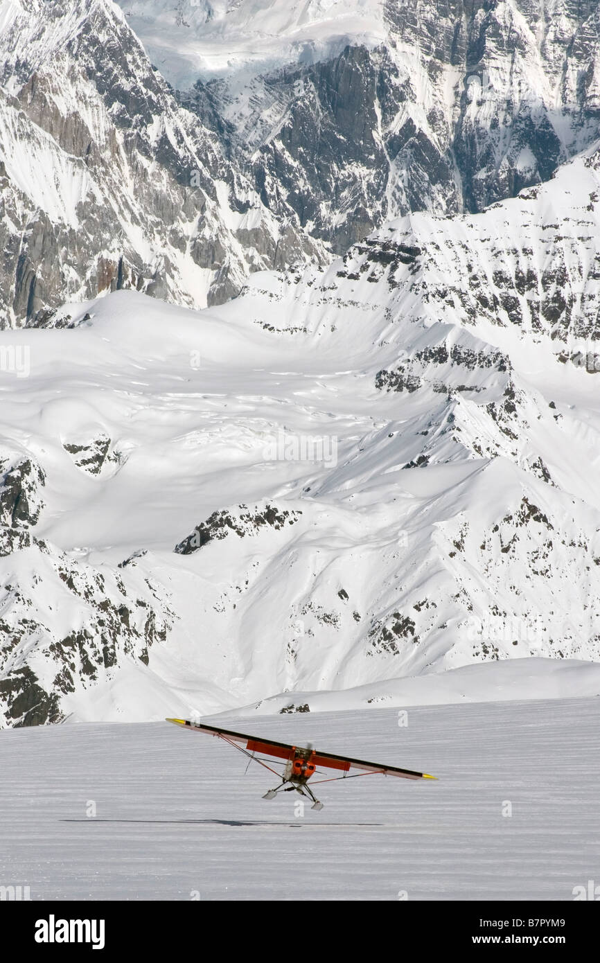 Vue panoramique des montagnes de Wrangell-St. Elias National Park avec une super Cub avion sur ski à l'avant-plan, de l'Alaska Banque D'Images