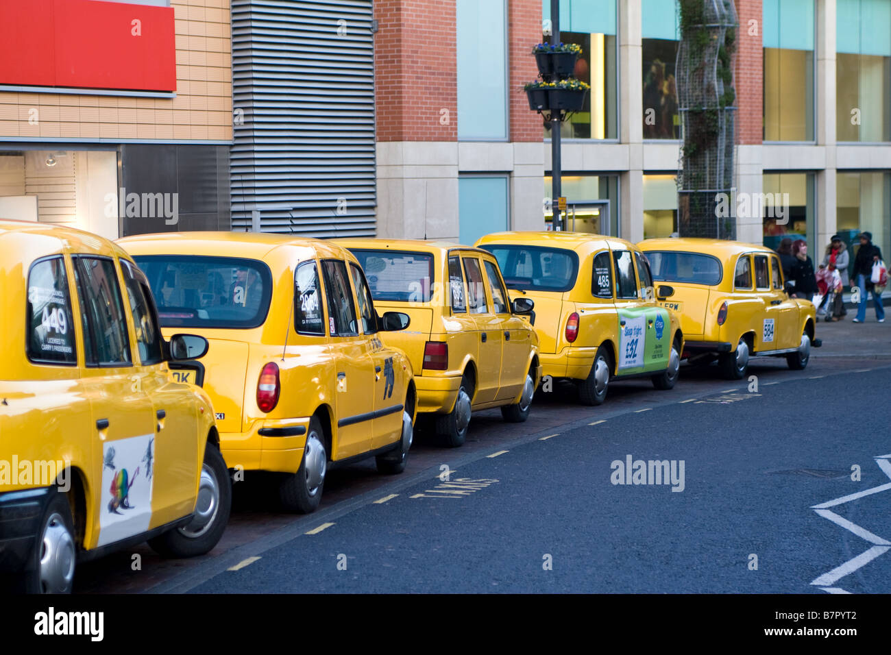 Un rang de taxis jaunes Banque D'Images