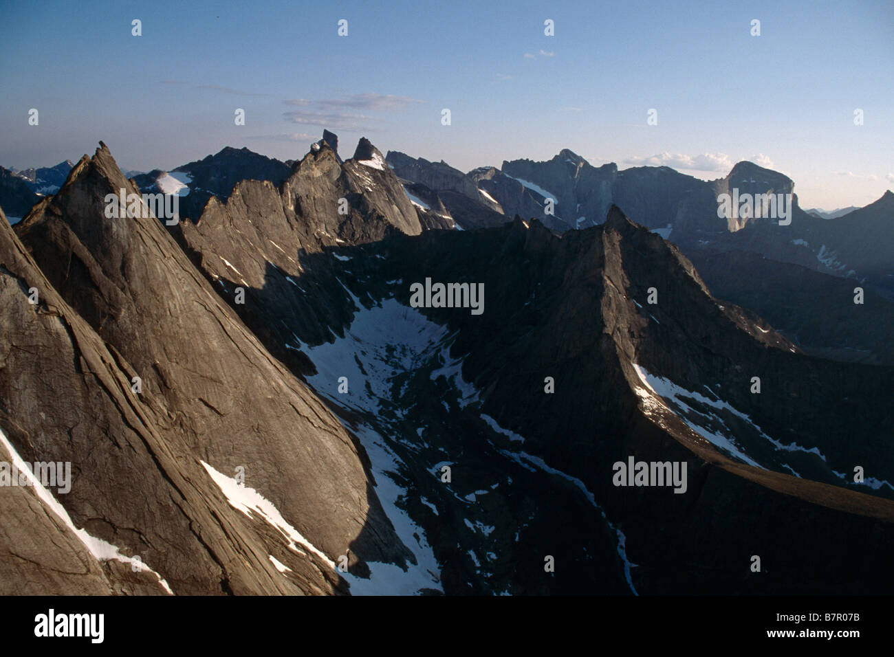 Vue aérienne de Arrigetch Peaks, Brooks, de l'Alaska arctique l'été. Banque D'Images