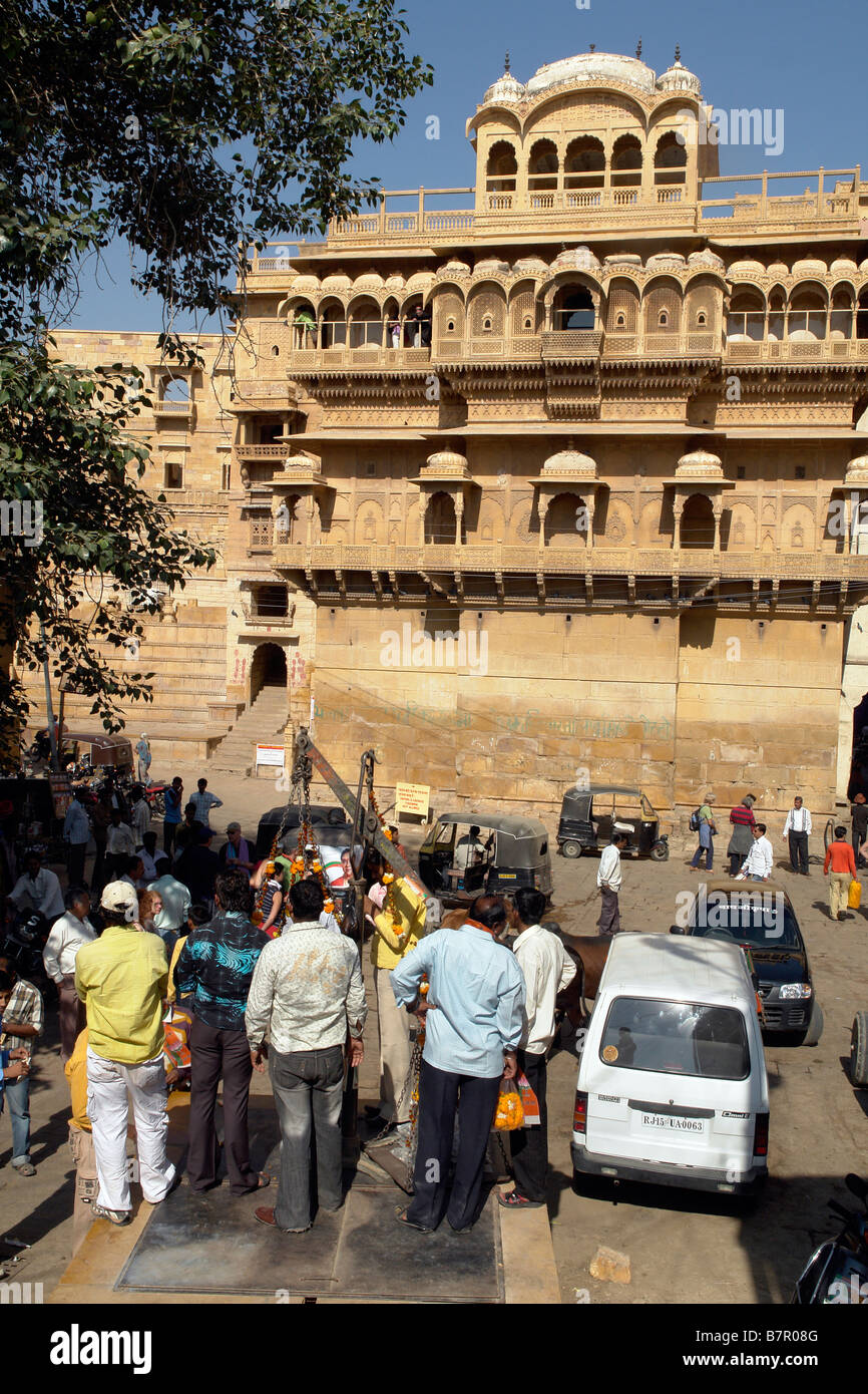 La vie en dehors de la rue indienne maharajahs palace à Jaisalmer Banque D'Images