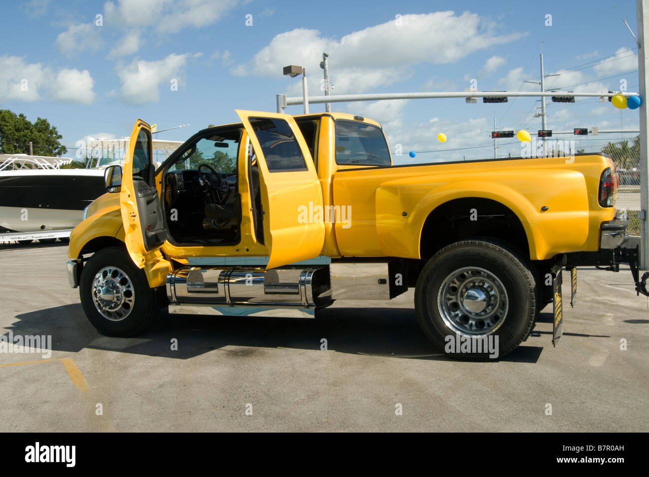 Big Yellow american pick up truck Banque D'Images
