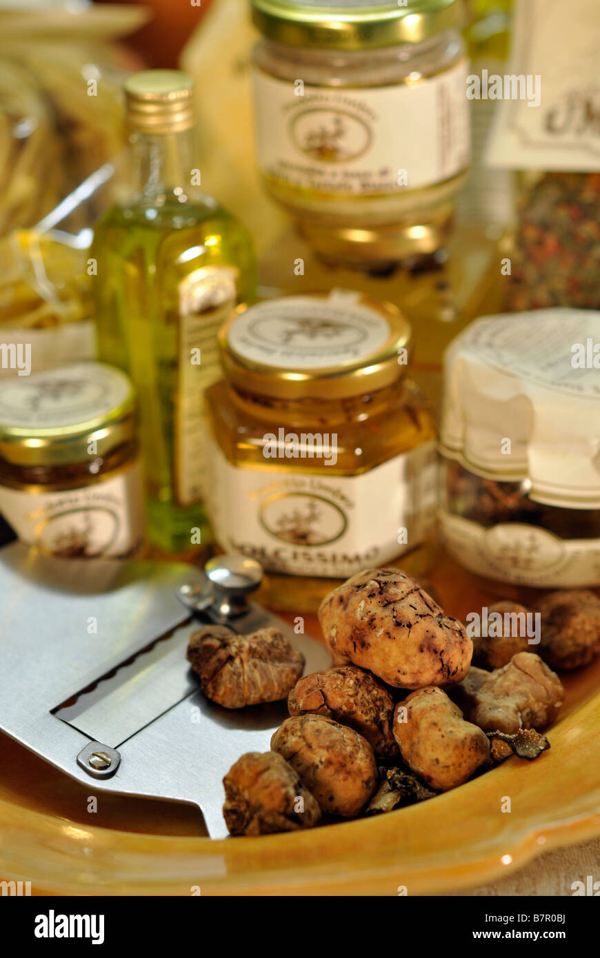 La truffe blanche fraîche avec les aliments produits à l'Ombrie avec saveur truffe : pâtes, beurre, miel et truffe de la lame de couteau Banque D'Images