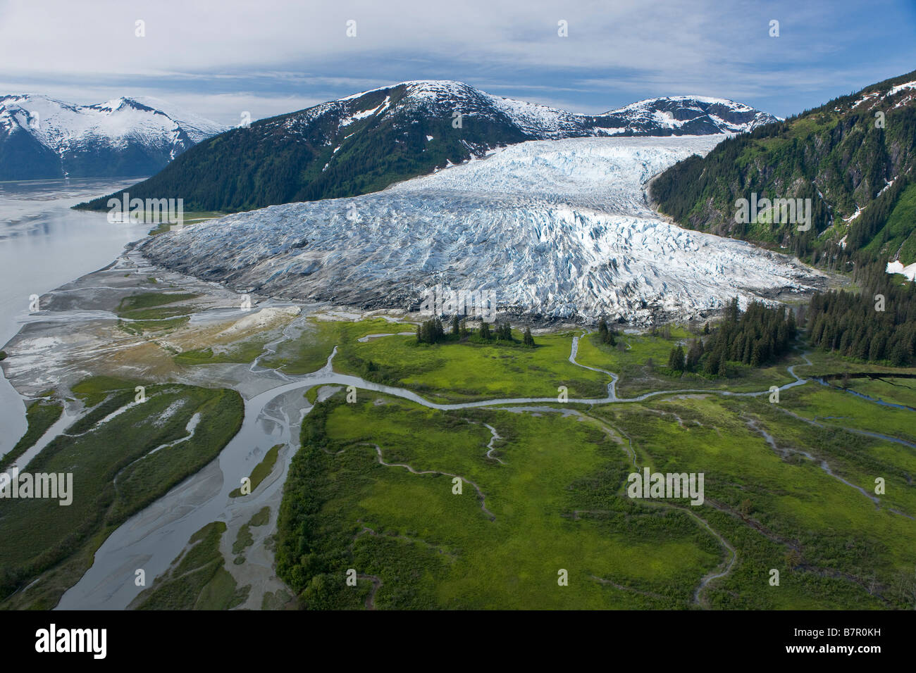 Vue aérienne de la rivière Taku et trou dans le mur, le passage de l'intérieur du Glacier, Alaska Banque D'Images