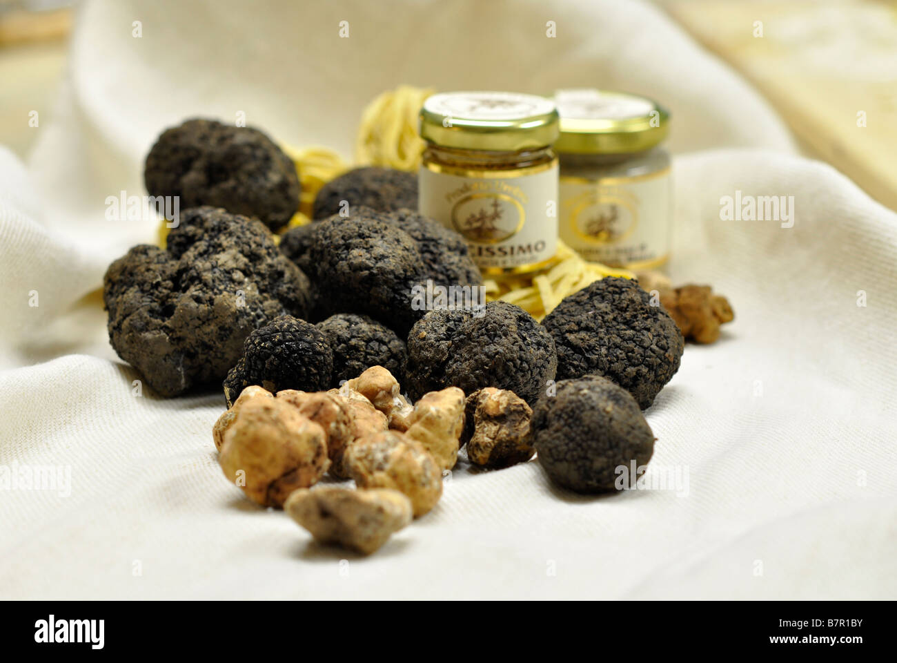 Noir et blanc frais truffes avec pots de beurre de truffe et préservés des truffes. Banque D'Images