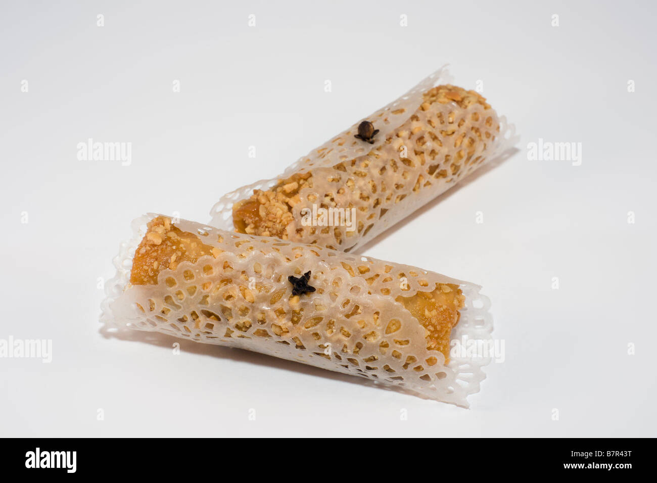 Deux gâteaux de noix, caramel et gâteau au miel emballé dans du papier glacé sucre edible. Banque D'Images