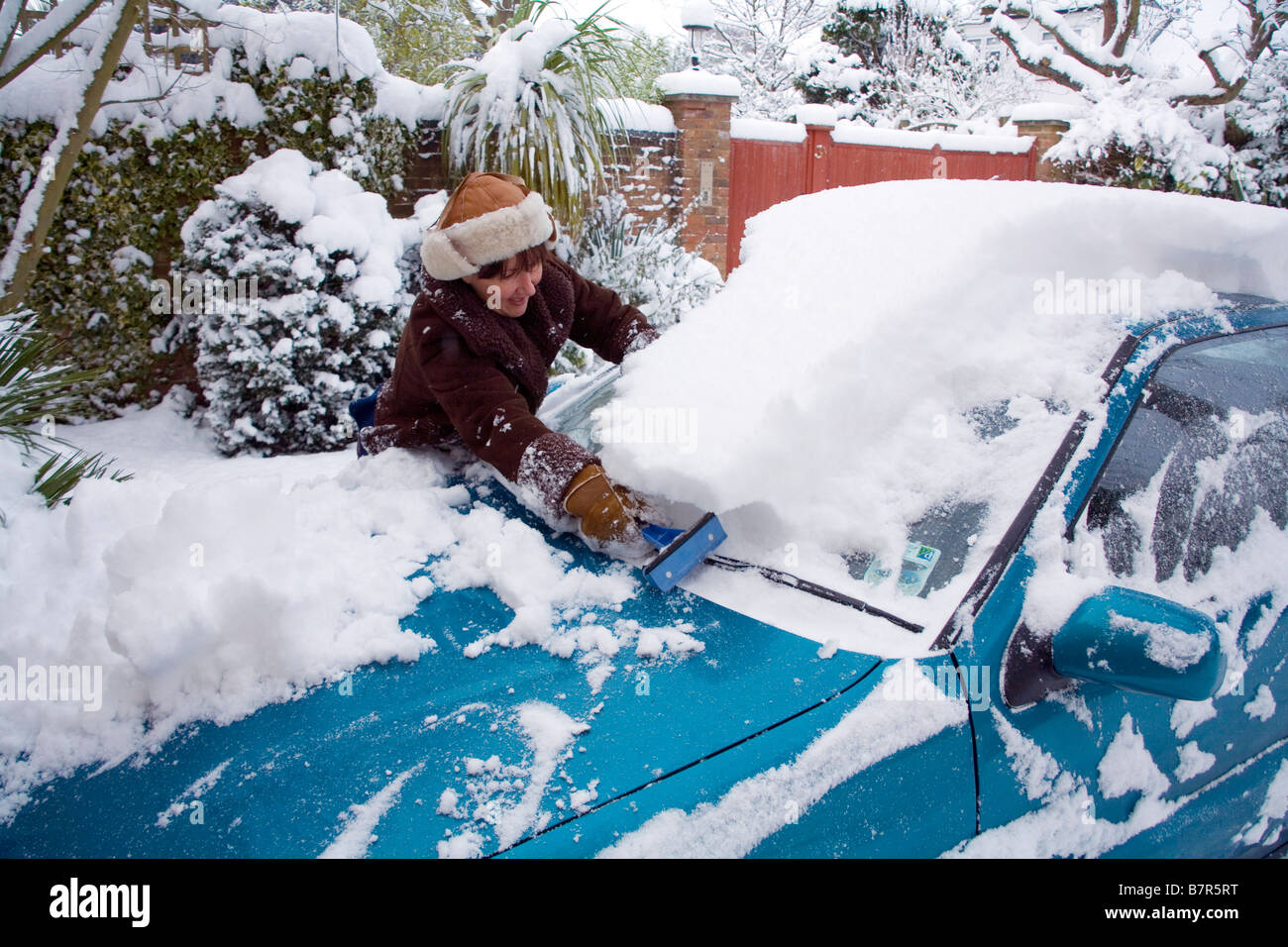 Le raclage de la neige fraîche de la voiture Banque D'Images