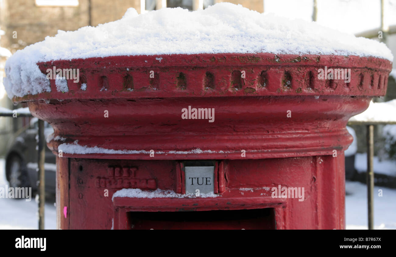 La prise d'un couvert de neige rouge anglais post box Banque D'Images