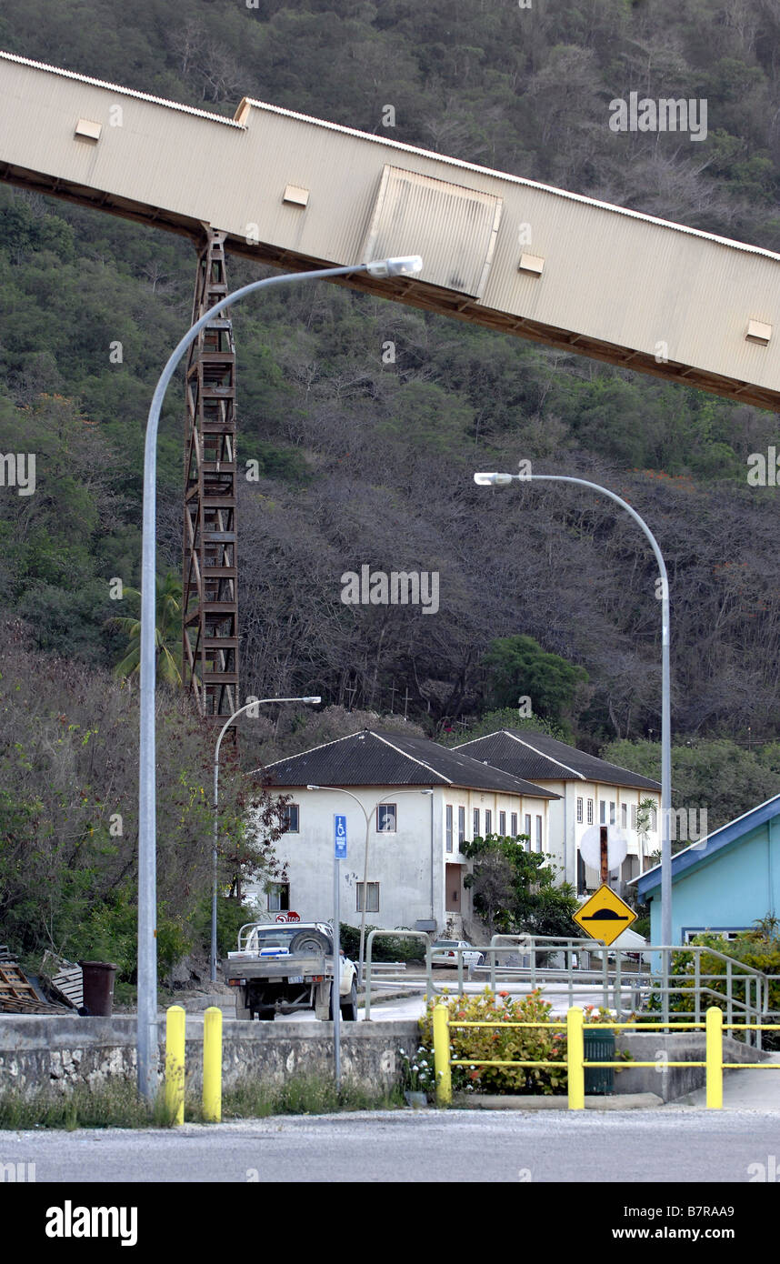 L'infrastructure portuaire pour le phosphate traverse la route au niveau du règlement , Flying Fish Cove , Noël , l'île de l'ouest de l'Australie Banque D'Images