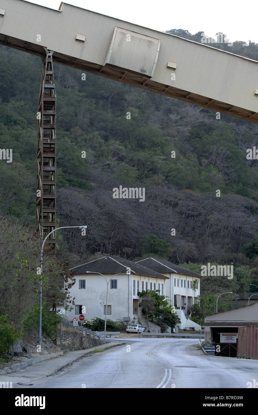 L'infrastructure portuaire pour le phosphate traverse la route au niveau du règlement , Flying Fish Cove , Noël , l'île de l'ouest de l'Australie Banque D'Images