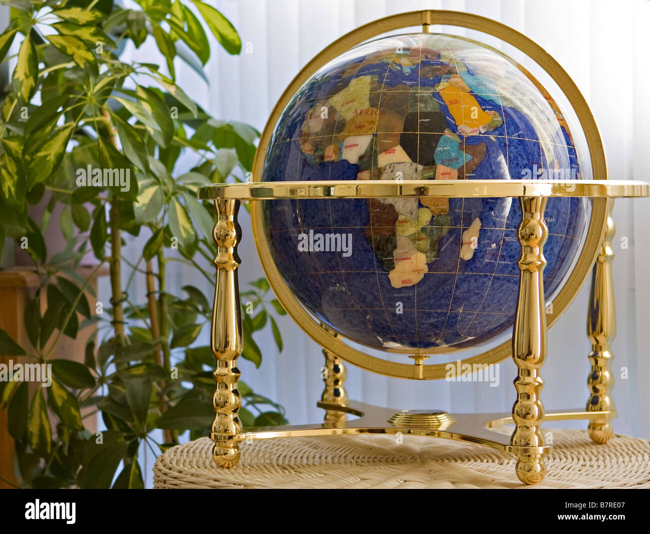 Grand globe en pierre gemme bleue du monde dans la véranda. Sussex, Royaume-Uni Banque D'Images