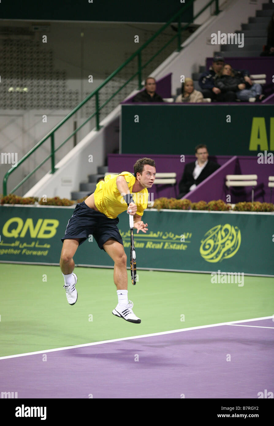 Star allemande de commentaires en servant dans l'Open du Qatar contre Roger Federer Banque D'Images