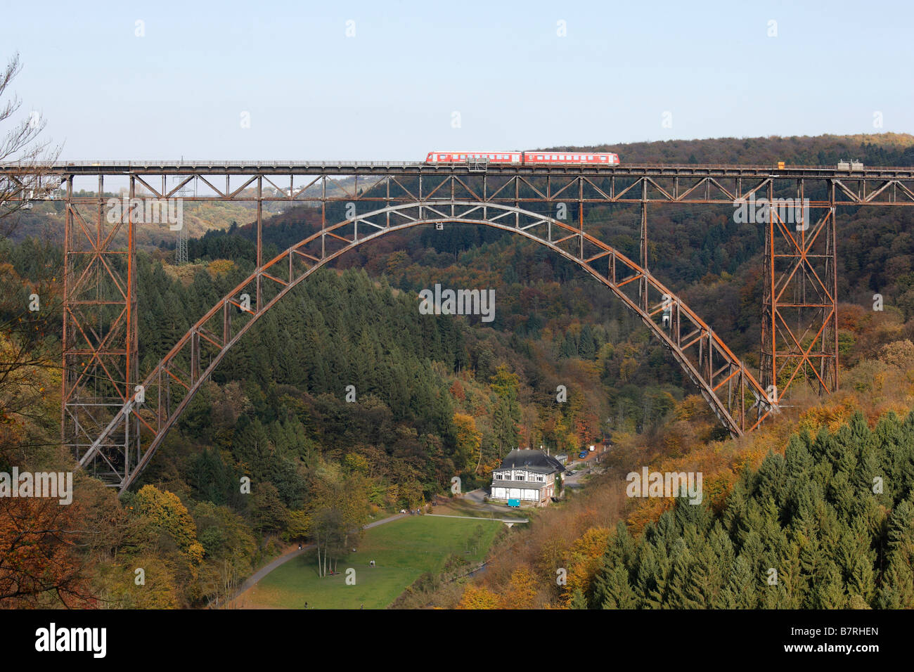 Solingen Müngstener Brücke über die Wupper nach Remscheid Höchste Eisenbahnbrücke Deutschlands 1893-1897 107 mètres hoch 465 Mete Banque D'Images