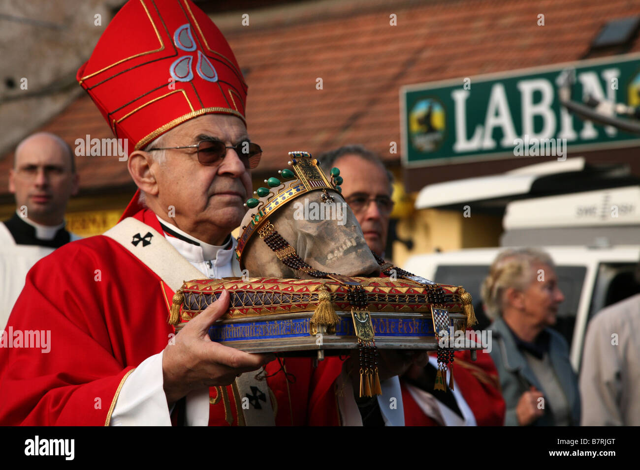 Le Cardinal Miloslav Vlk porte le crâne de Saint-venceslas à Stara Boleslav, République tchèque, le 27 septembre 2008. Banque D'Images