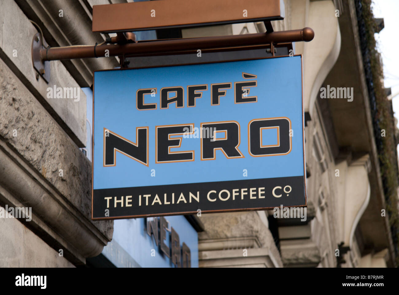Signe au-dessus de l'entrée de la Caffe Nero café/restaurant sur Piccadilly, Londres. Jan 2009 Banque D'Images