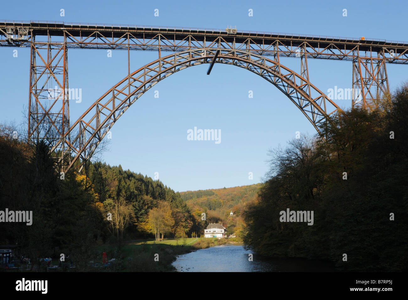 Solingen Müngstener Brücke über die Wupper nach Remscheid Höchste Eisenbahnbrücke Deutschlands 1893-1897 107 mètres hoch 465 Mete Banque D'Images