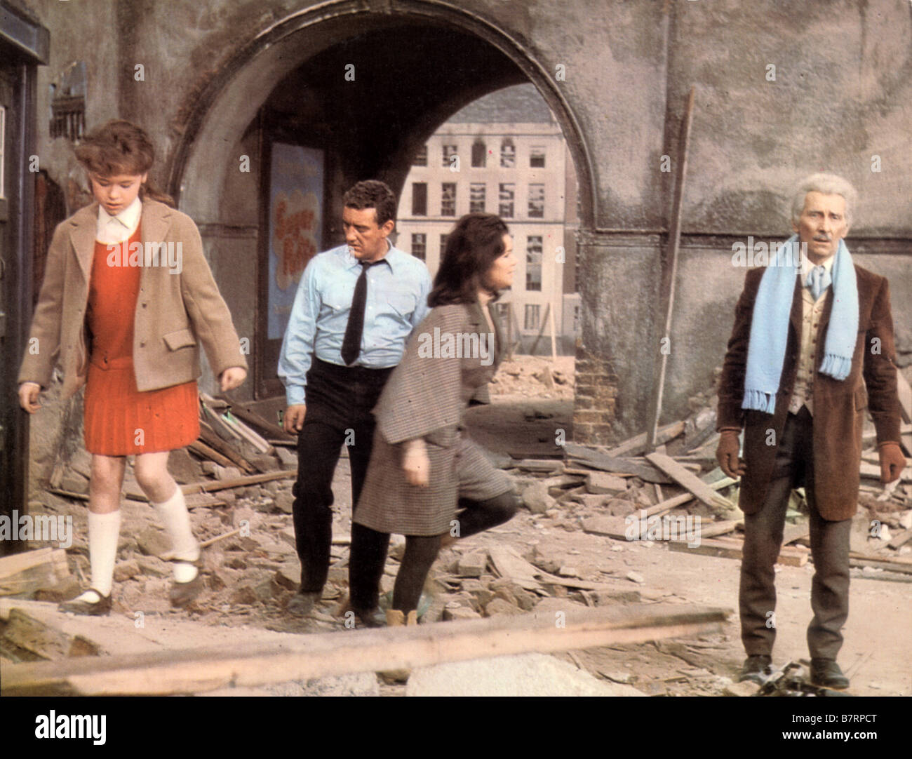 Les daleks envahissent la terre Daleks' Invasion Earth : 2150 A.D. Année : 1966 - UK Peter Cushing Directeur : Gordon Flemyng Banque D'Images