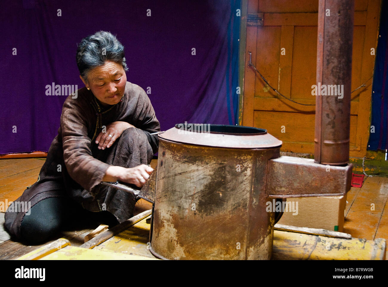 Des gens qui font des tâches domestiques près de Tsagaan Nuur. La Mongolie. Banque D'Images